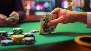 Meja permainan Qiu Qiu dengan kartu dan dealer di platform nvmslot898